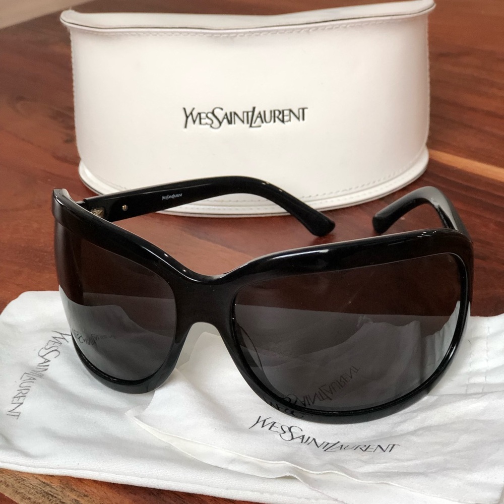 YSL | Oversized women’s sunglasses
YSL 6188/S